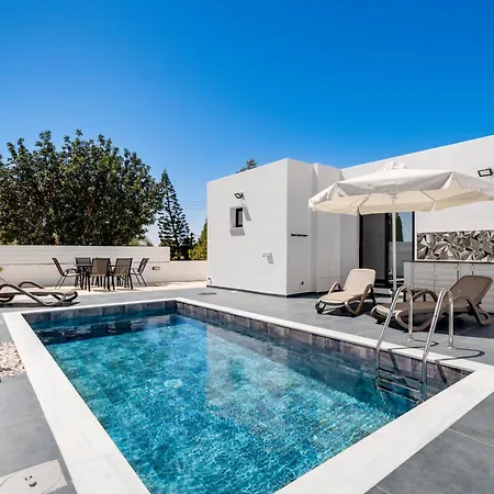 Luxury 1 & 2 Bdr 300 Meters From Sandy Beach!