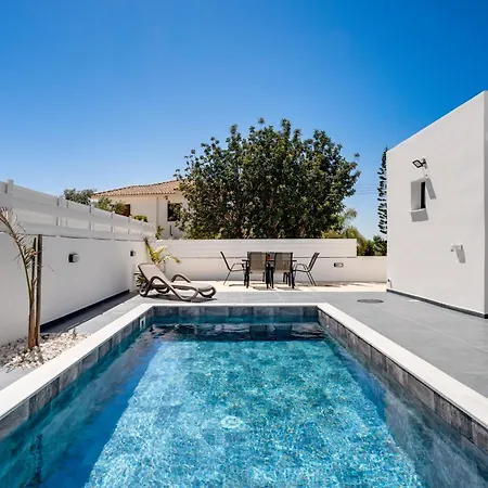 Luxury 1 & 2 Bdr 300 Meters From Sandy Beach! Villa *