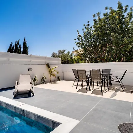 Luxury 1 & 2 Bdr 300 Meters From Sandy Beach! Villa