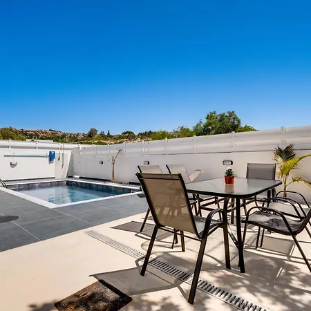 Villa Luxury 1 & 2 Bdr 300 Meters From Sandy Beach!