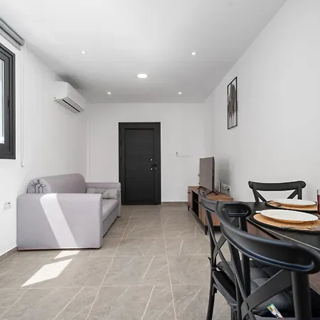 Luxury 1 & 2 Bdr 300 Meters From Sandy Beach! *